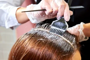 Química no cabelo consequências que você precisa saber